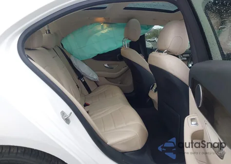 2016 Mercedes-Benz C 300 4Matic z USA, uszkodzony, nr VIN 55SWF4KB8GU108567